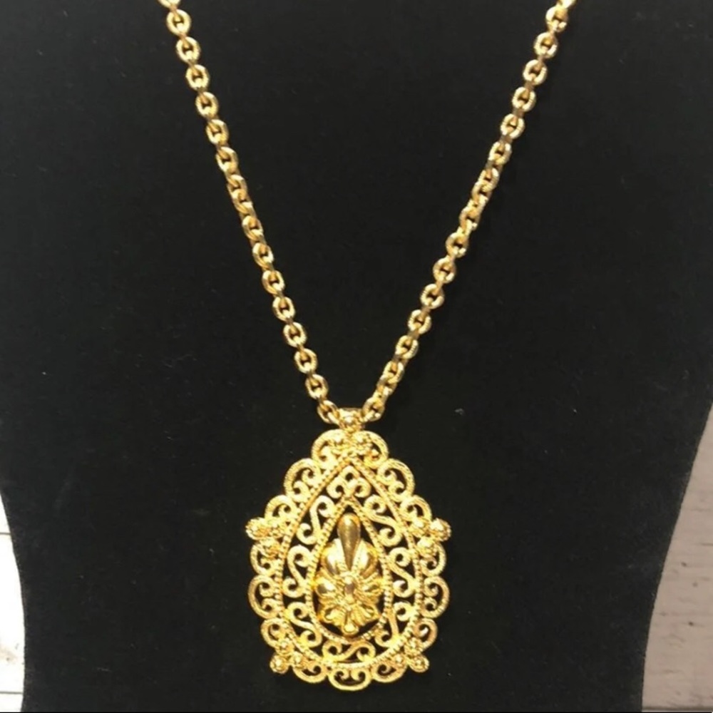 Stunning VINTAGE Crown Trifari Pendant and Chain